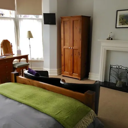 Damson לינה וארוחת בוקר 4*