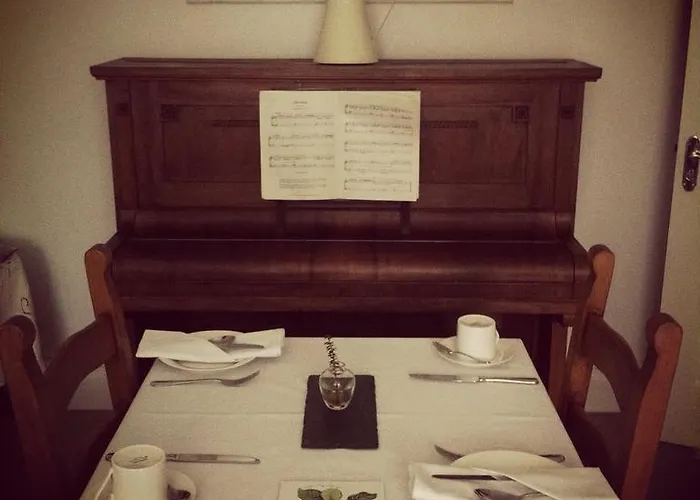 לינה וארוחת בוקר Damson 4*